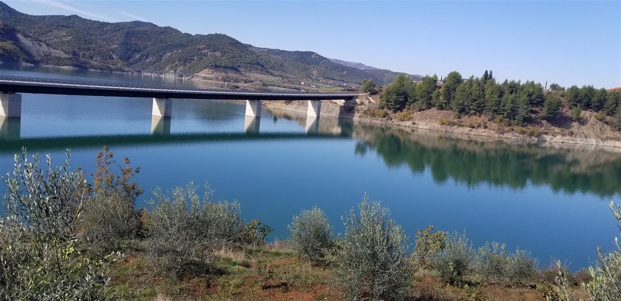 Shitet tokë dhe ndërtesë në Cerujë, Gramsh