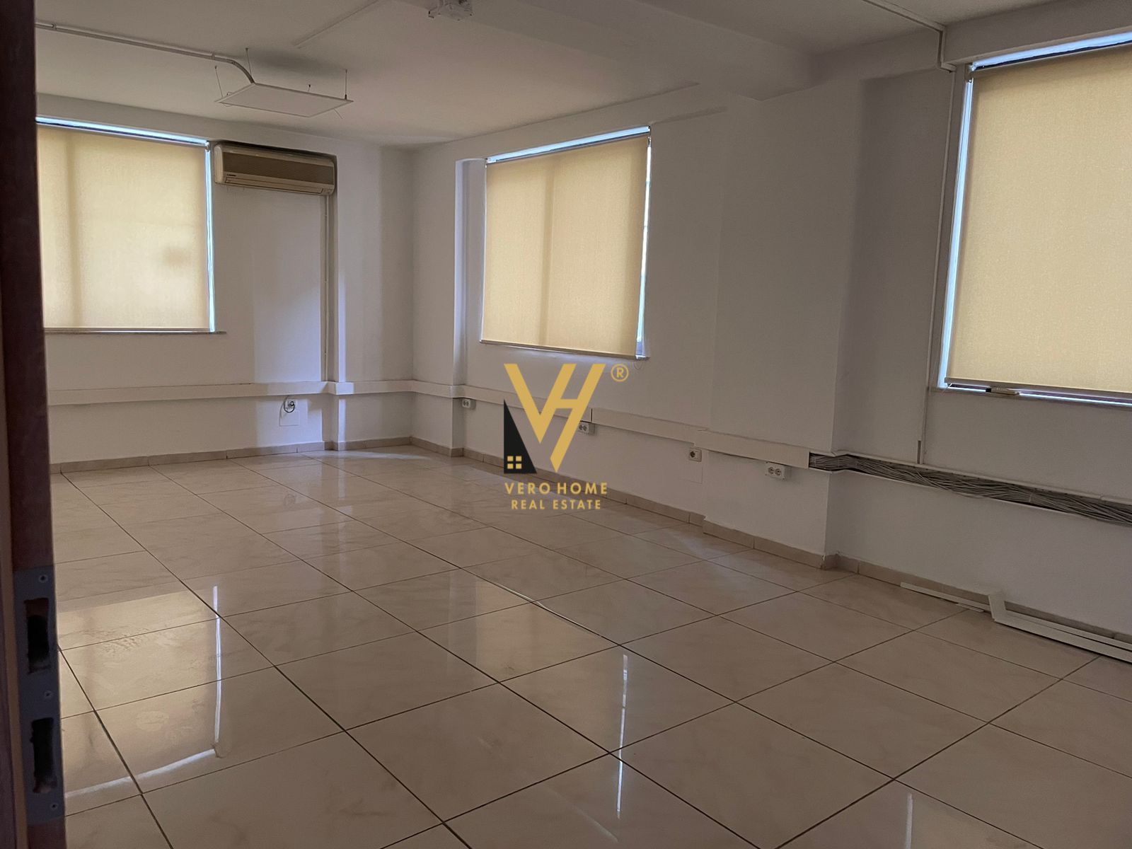 JEPET ZYRE 300M2 ME QERA TE RR E ELBASANIT 2.000 E