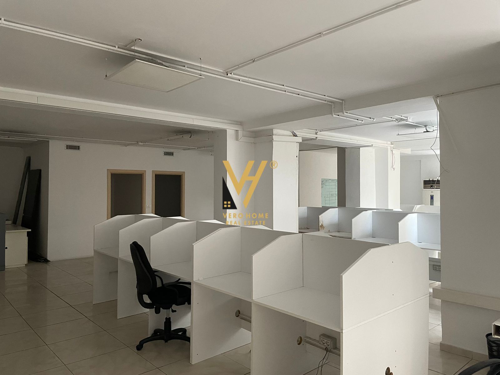 JEPET ZYRE 300M2 ME QERA TE RR E ELBASANIT 2.000 E