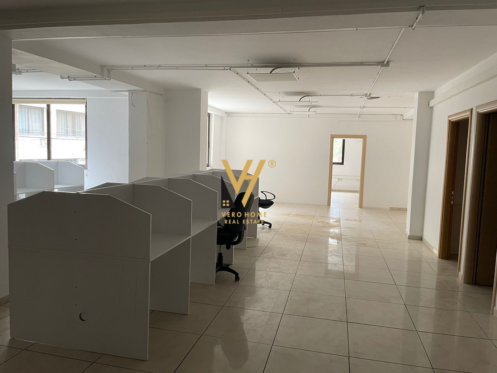 JEPET ZYRE 300M2 ME QERA TE RR E ELBASANIT 2.000 E