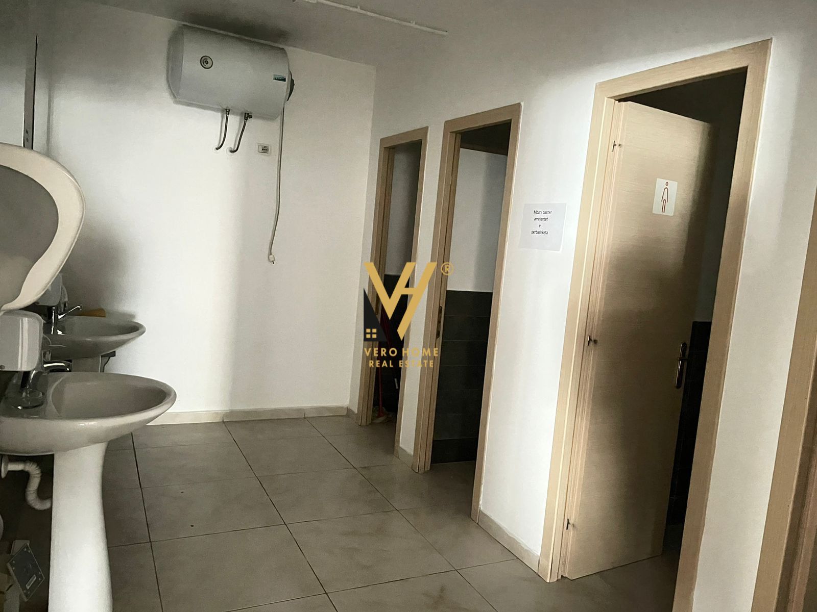 JEPET ZYRE 300M2 ME QERA TE RR E ELBASANIT 2.000 E