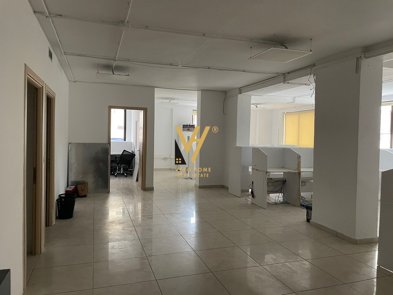 JEPET ZYRE 300M2 ME QERA TE RR E ELBASANIT 2.000 E