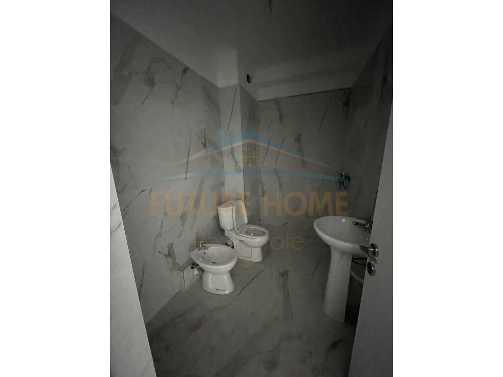 Qera Garsoniere, Astir