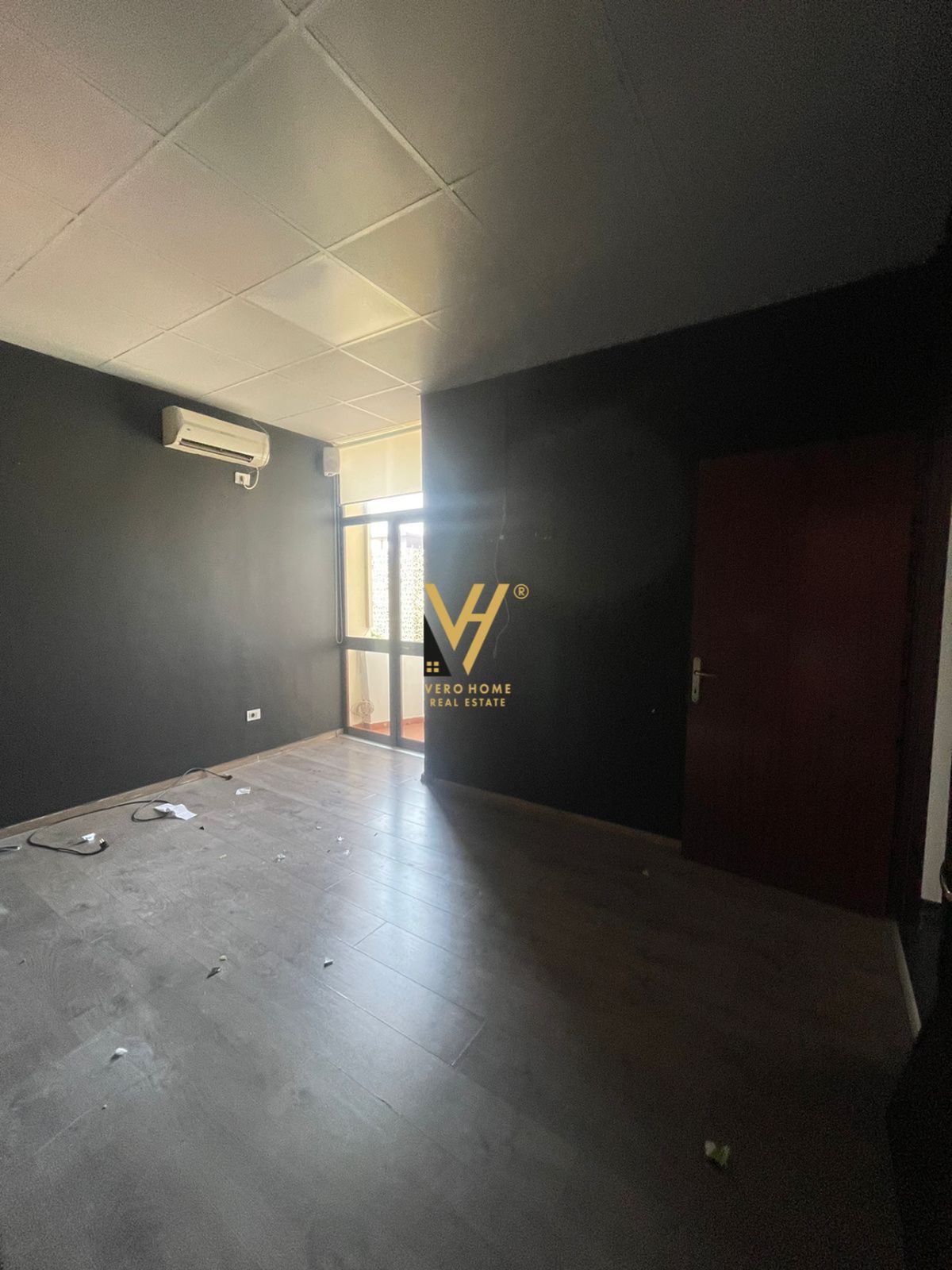 JEPET ZYRE 200 M2 ME QERA NE BLLOK 2.000 EURO