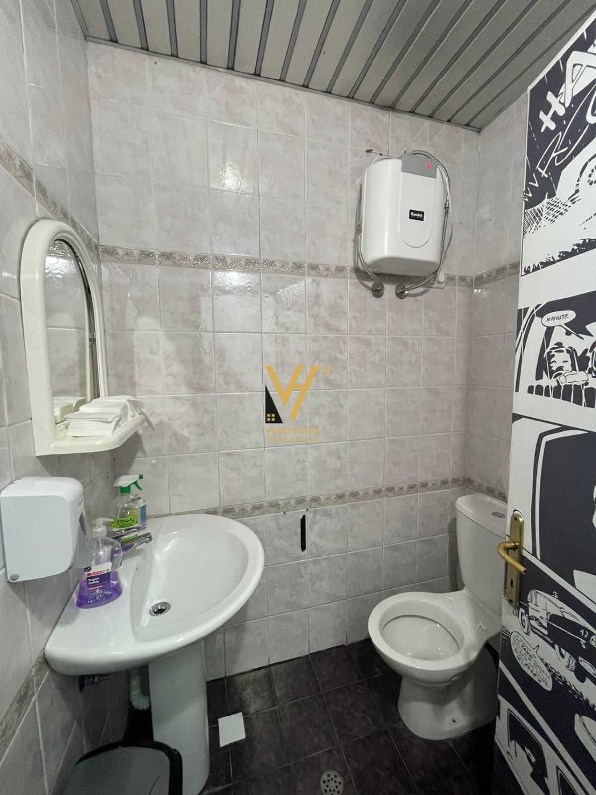 JEPET ZYRE 200 M2 ME QERA NE BLLOK 2.000 EURO