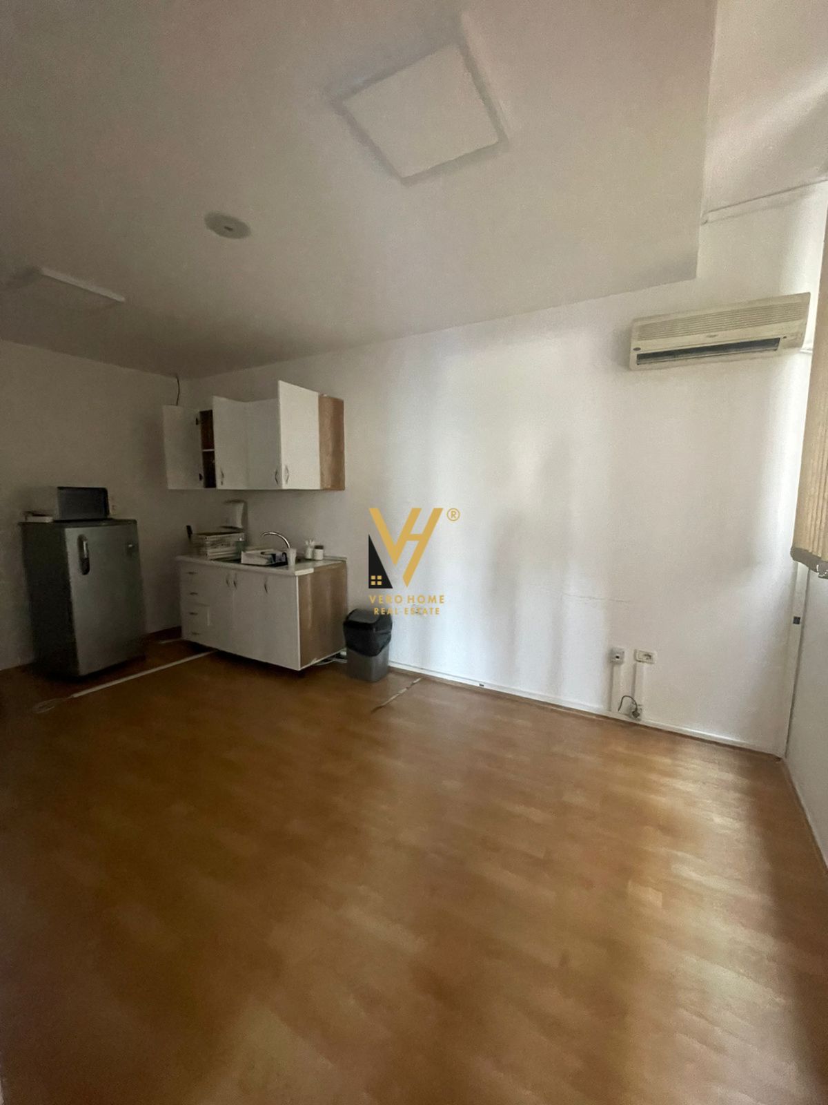 JEPET ZYRE 200 M2 ME QERA NE BLLOK 2.000 EURO