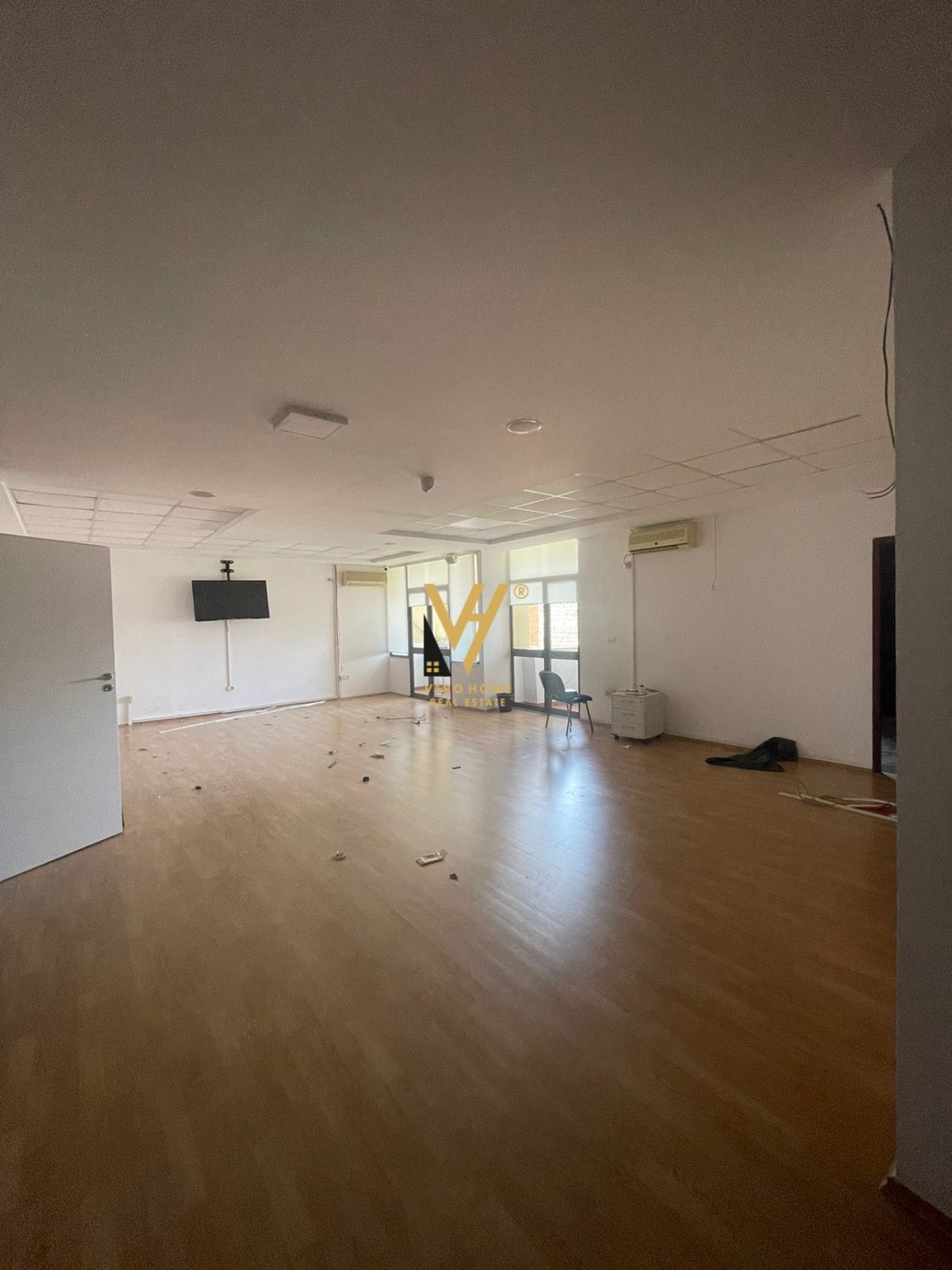 JEPET ZYRE 200 M2 ME QERA NE BLLOK 2.000 EURO