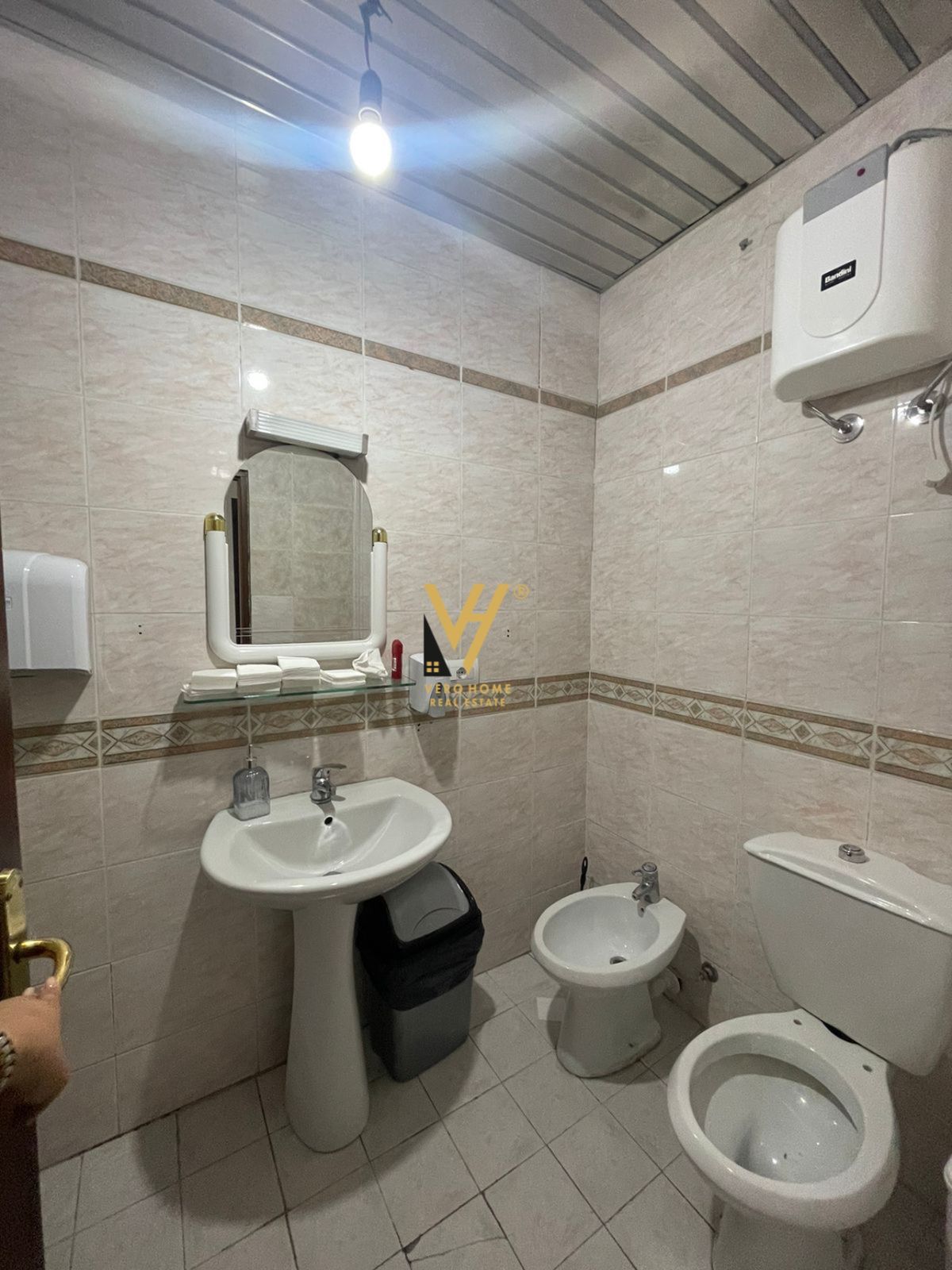 JEPET ZYRE 200 M2 ME QERA NE BLLOK 2.000 EURO