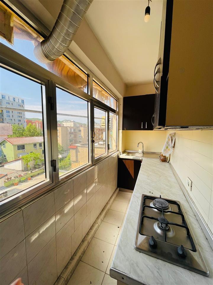 Disponojmë Apartament 1+1 për shitje, 21 Dhjetori Tiranë.