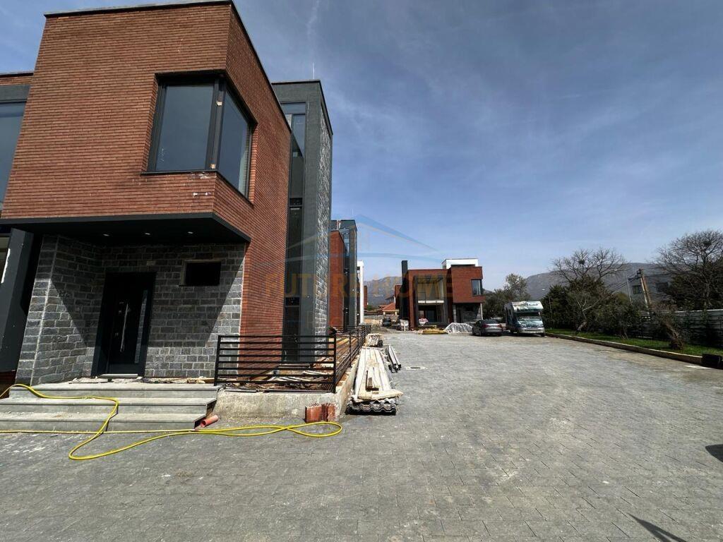 Shitet, Vilë Strukturë 2-katëshe, Farkë. 410,000 €