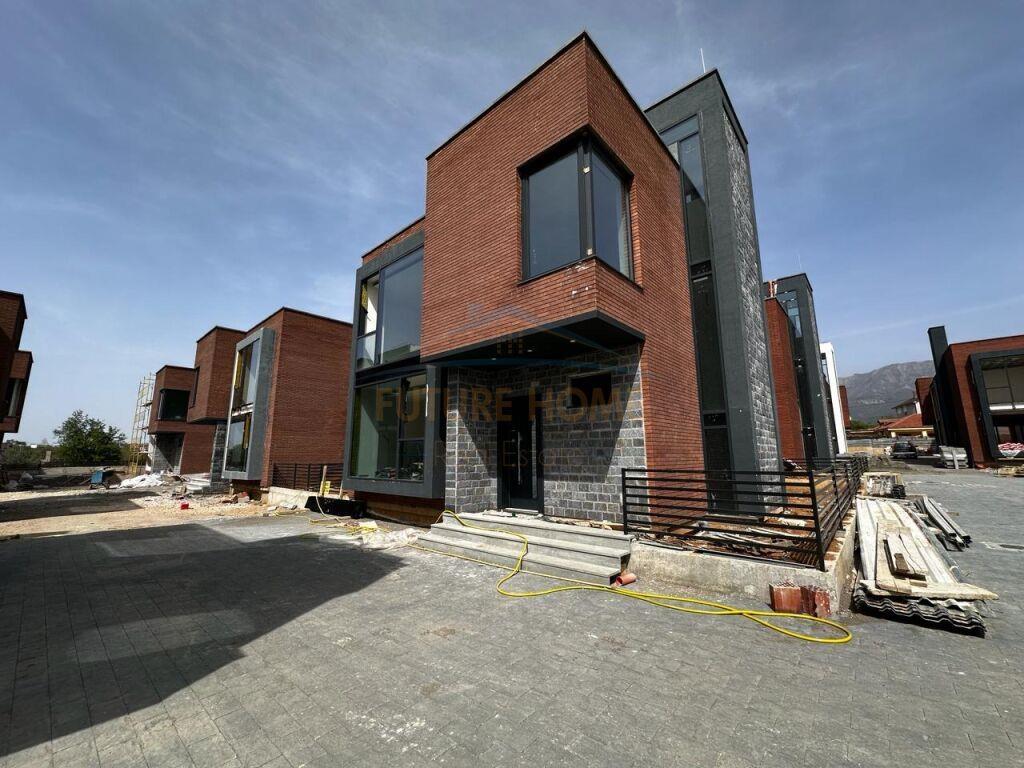 Shitet, Vilë Strukturë 2-katëshe, Farkë. 410,000 €