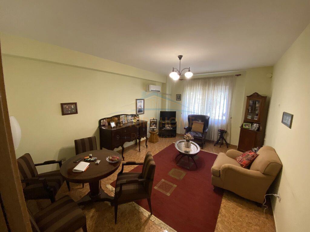 Shitet, Apartament 3+1, në Rrugën Kongresi Manastirit, Tiran