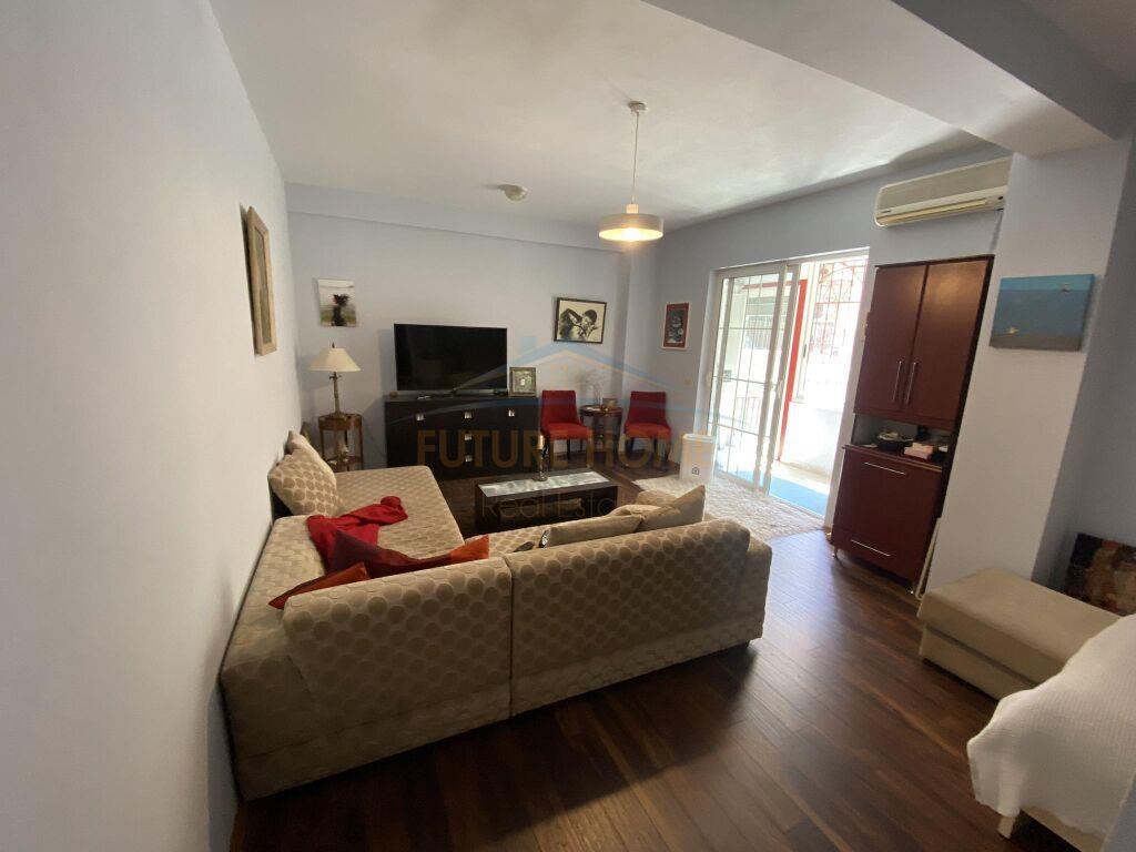 Shitet, Apartament 3+1, në Rrugën Kongresi Manastirit, Tiran