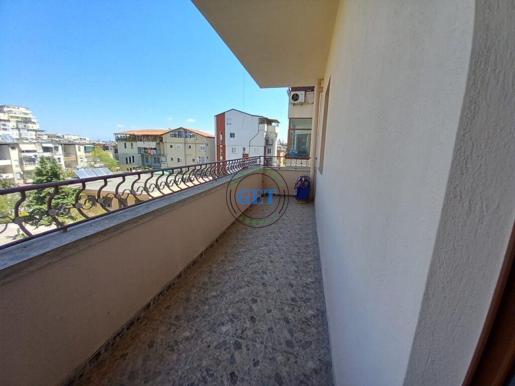 Qira ,Apartament 3+1+2 Ballkone + Garazhd, Tregu fshatar, Du