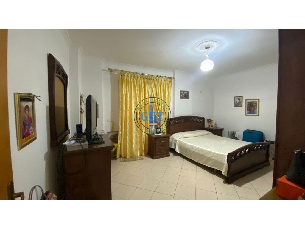 Shitet, Apartament 2+1,Tek Kazazi, Durres.