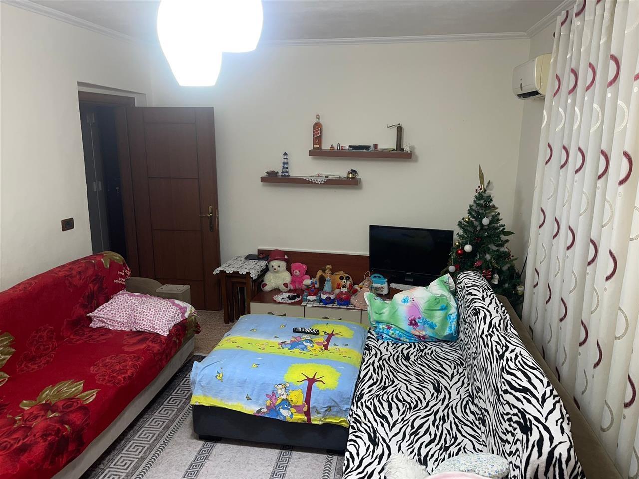 SHES APARTAMENT 1+1 NE SHKOZE I MOBILUAR