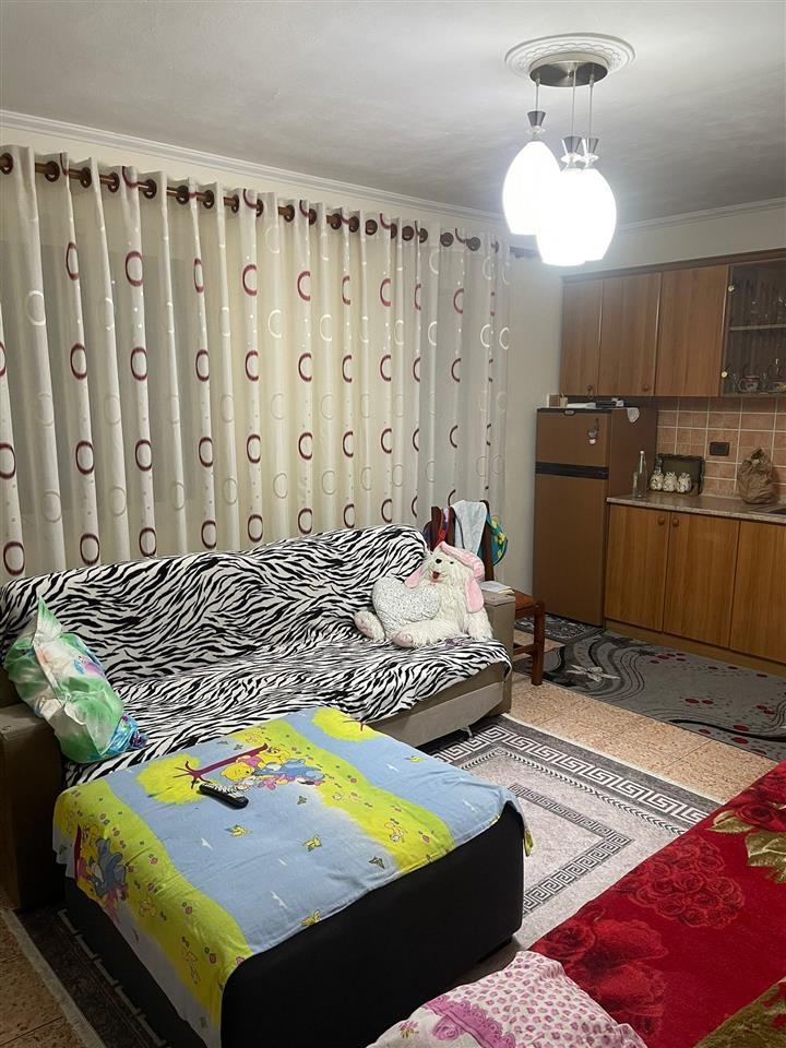 SHES APARTAMENT 1+1 NE SHKOZE I MOBILUAR