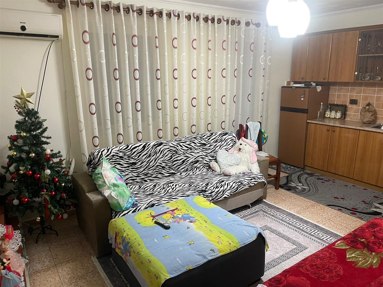 SHES APARTAMENT 1+1 NE SHKOZE I MOBILUAR