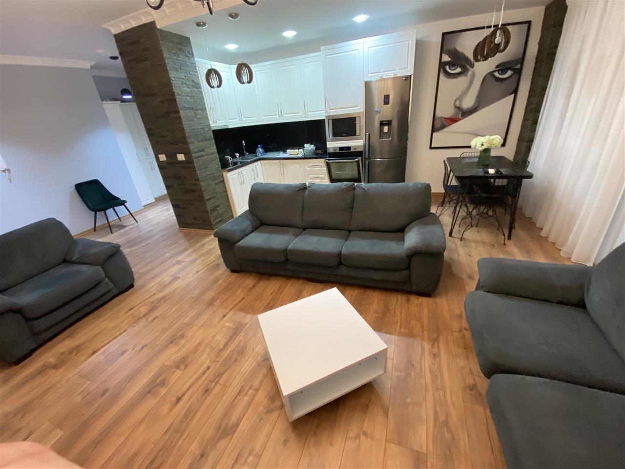 Jepet me qera apartament 2+1+2 Astir tek Syri Tv