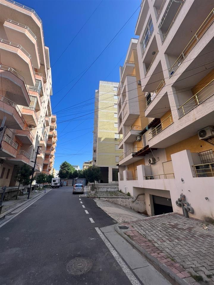 Shitet apartament 2+1 te shkembi Kavajes