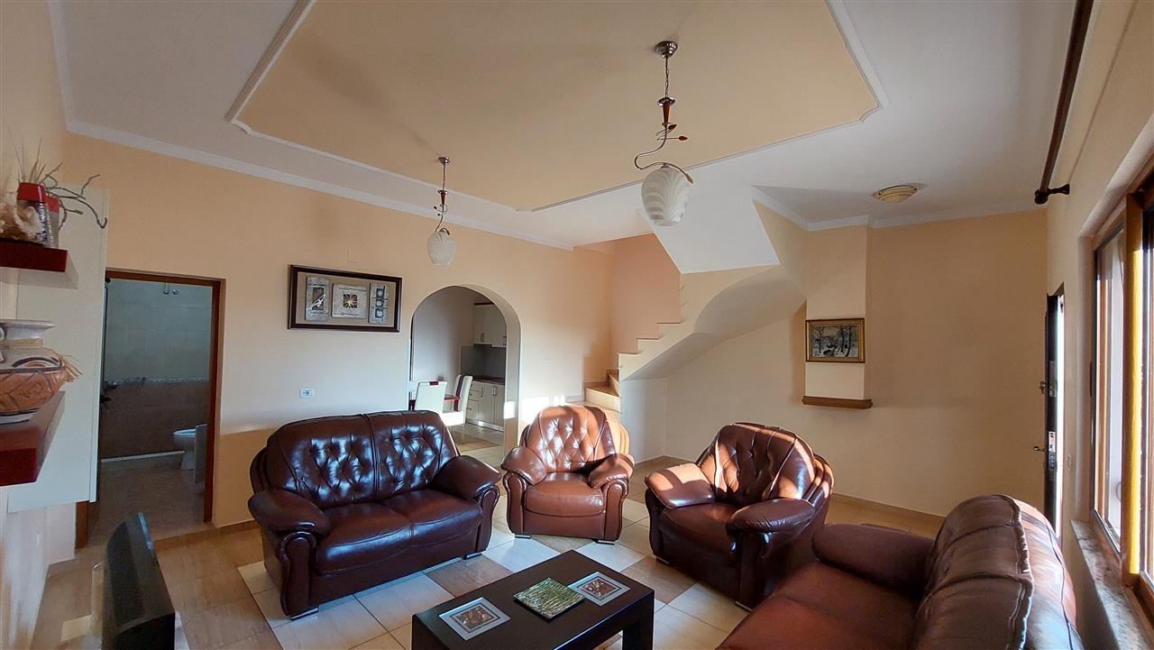 Shtëpi(vilë) tre katëshe