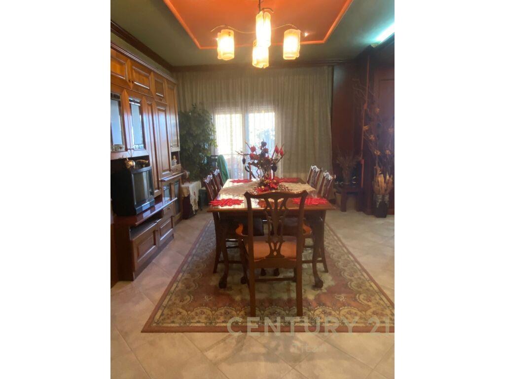 Shitet | Apartament 2+1+2+Post Parkimi | Rruga e Kavajes