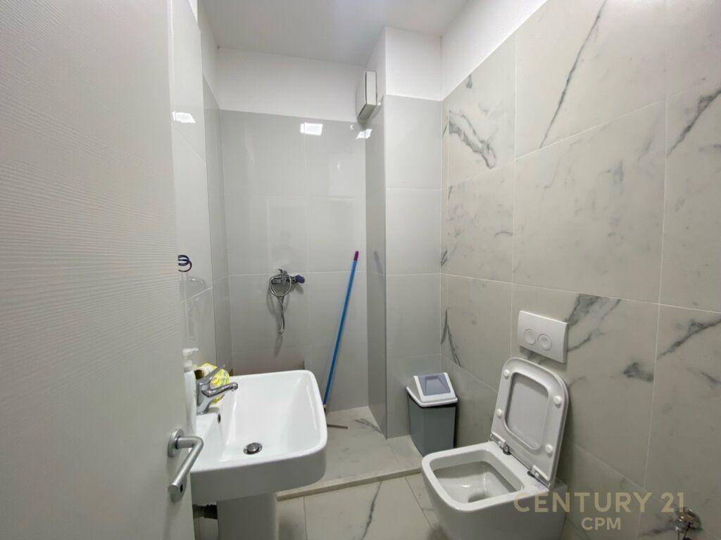 Japim me qira ambient per zyra tek Kika 2 Komuna e Parisit !