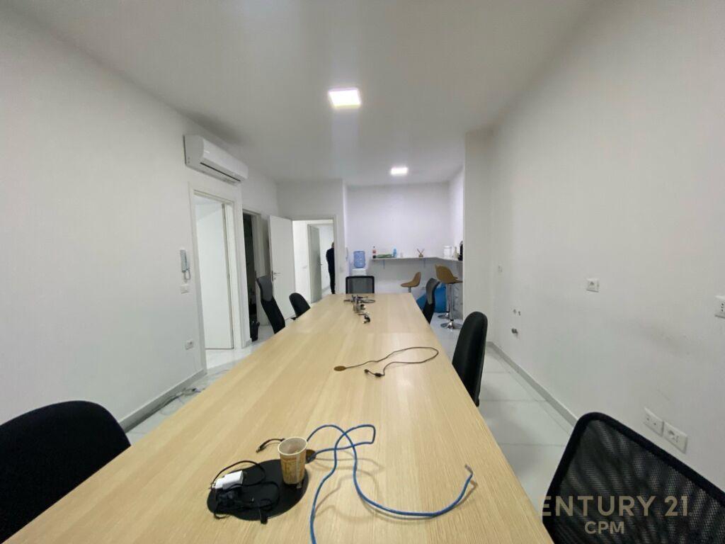 Japim me qira ambient per zyra tek Kika 2 Komuna e Parisit !