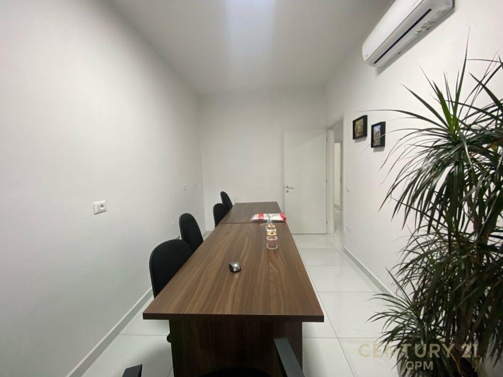 Japim me qira ambient per zyra tek Kika 2 Komuna e Parisit !