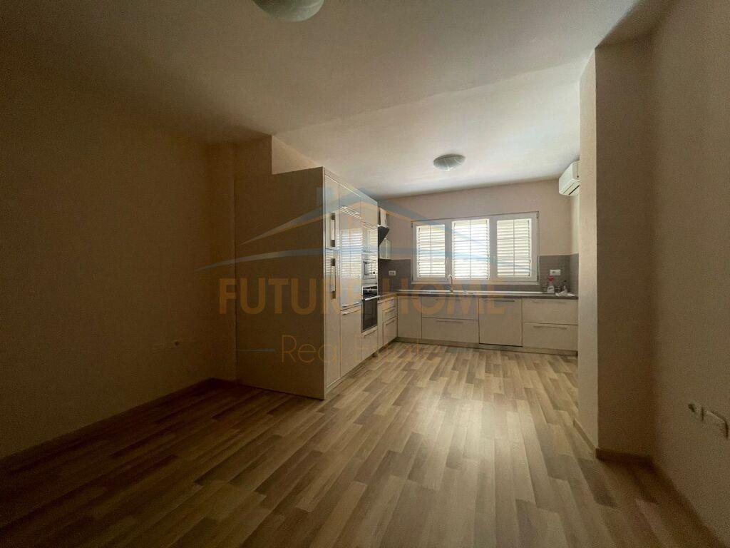 Qera, Vilë 4 Katëshe + Pishinë, Akacia Hills