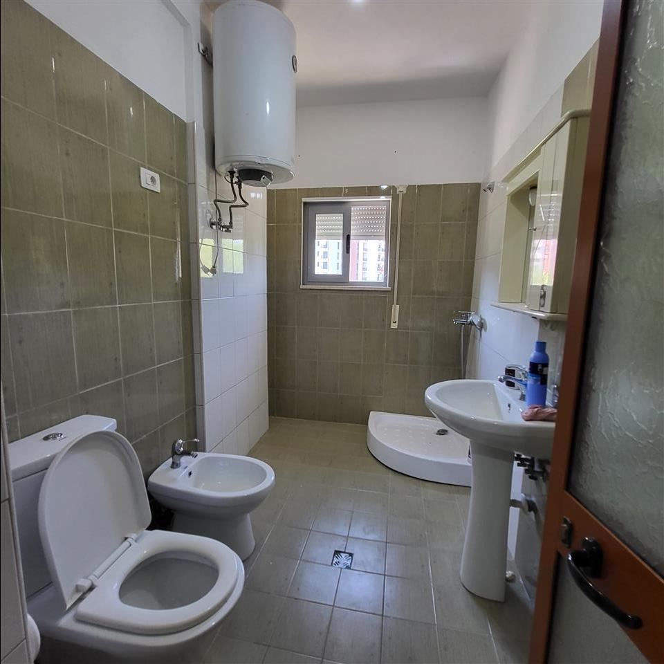 PËR QIRA APARTAMENT 2+1 E MOBILUAR KOPSHTI BOTANIK (TIRANE)