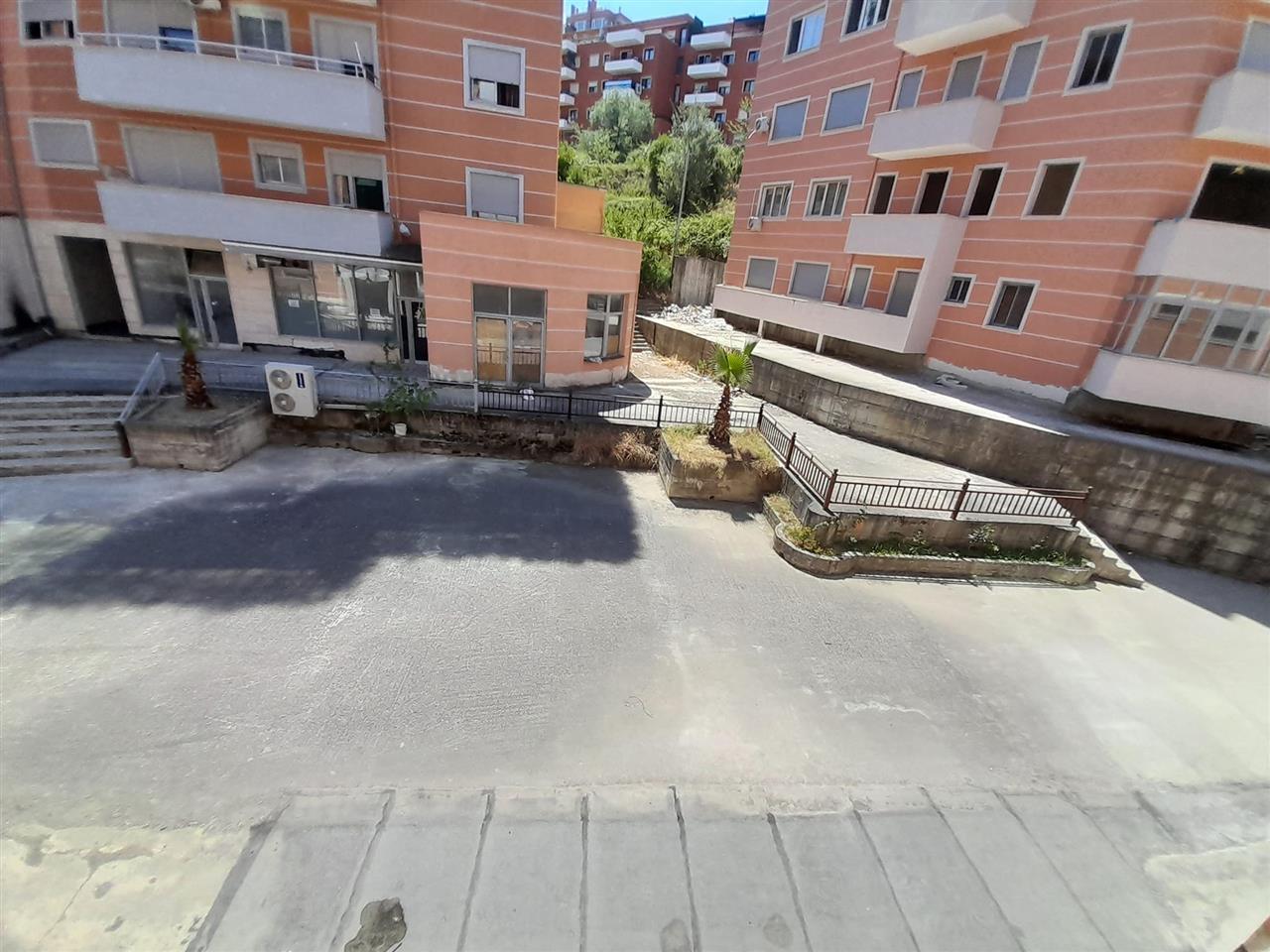 PËR QIRA APARTAMENT 2+1 E MOBILUAR KOPSHTI BOTANIK (TIRANE)