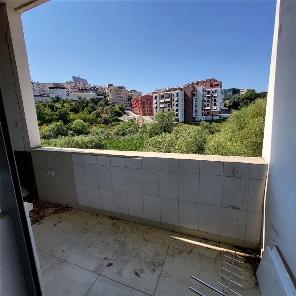 PËR QIRA APARTAMENT 2+1 E MOBILUAR KOPSHTI BOTANIK (TIRANE)