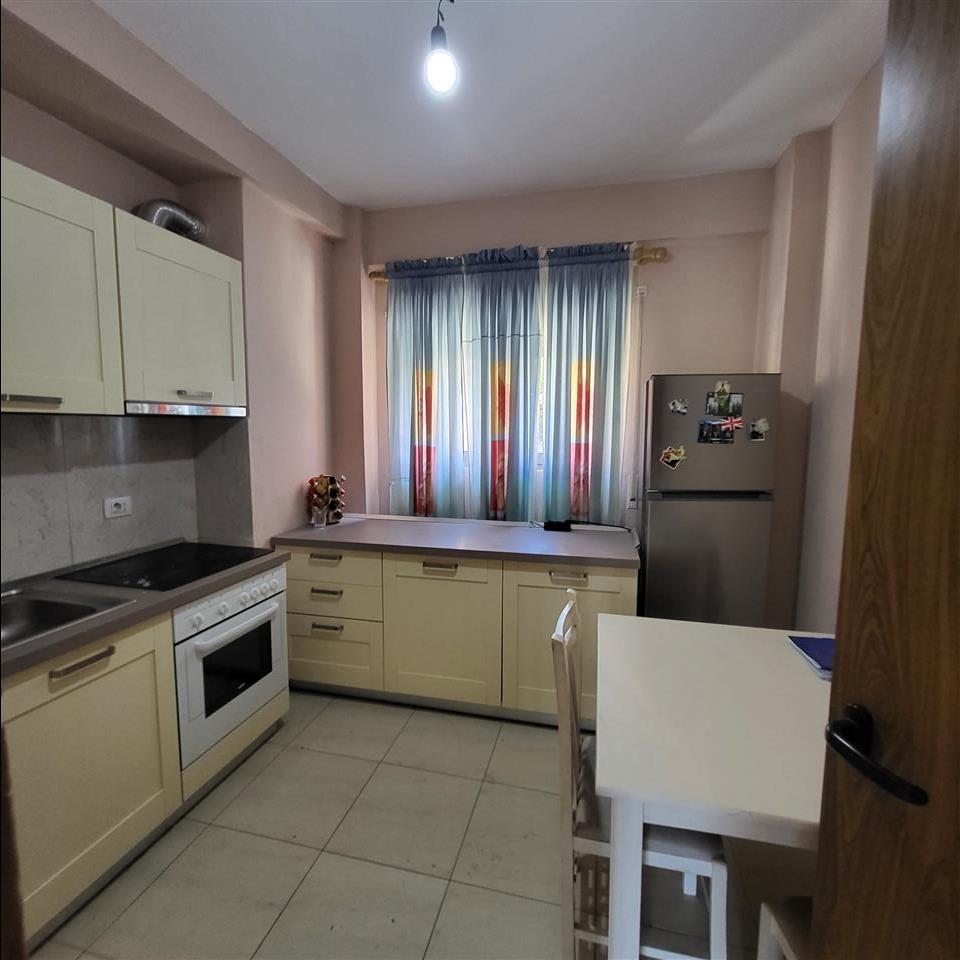 PËR QIRA APARTAMENT 2+1 E MOBILUAR KOPSHTI BOTANIK (TIRANE)