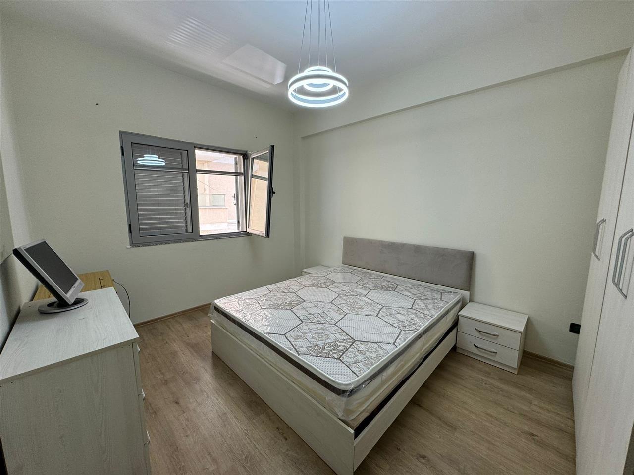 JEPET ME QIRA 2+1 TEK RRUGA E PORTIT NE DURRES !