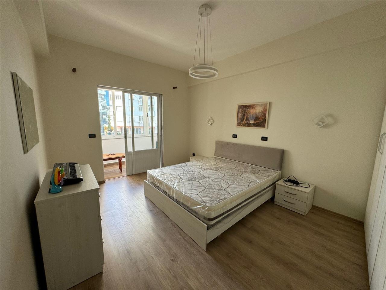 JEPET ME QIRA 2+1 TEK RRUGA E PORTIT NE DURRES !