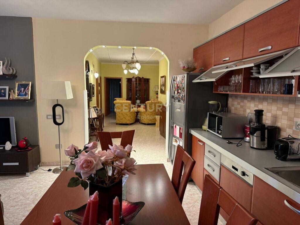 SHITET APARTAMENT 3+1+2 TEK VILA E ZOGUT 157 m2 |175000 €