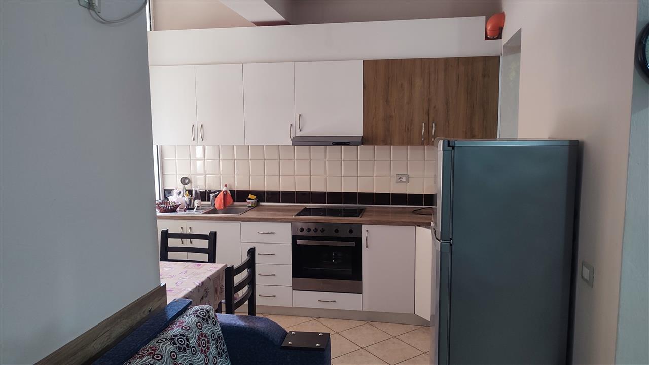 Shitet gasoniere 50m2 në lungomare tek Marketi im