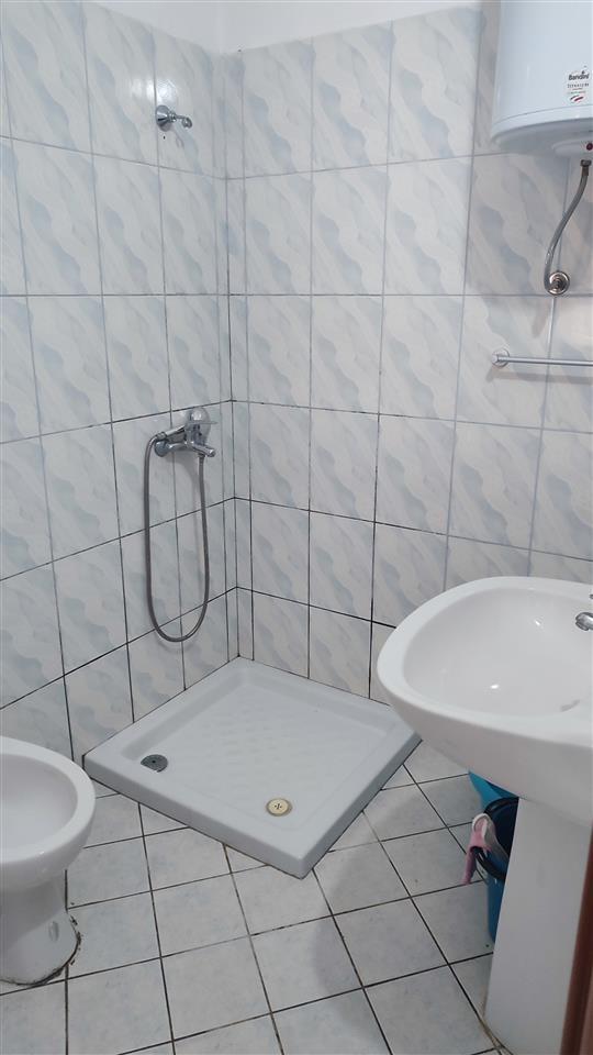 Shitet gasoniere 50m2 në lungomare tek Marketi im