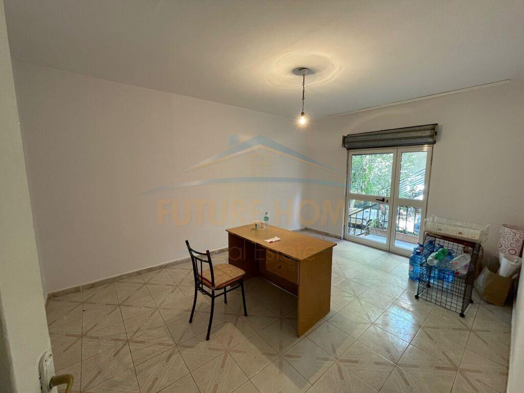 apartament + dyqan ne shitje