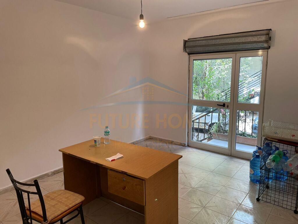 apartament + dyqan ne shitje