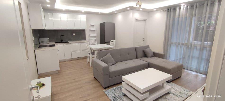 Jepet me qera apartament 2+1 ne qender ,prane galerise
