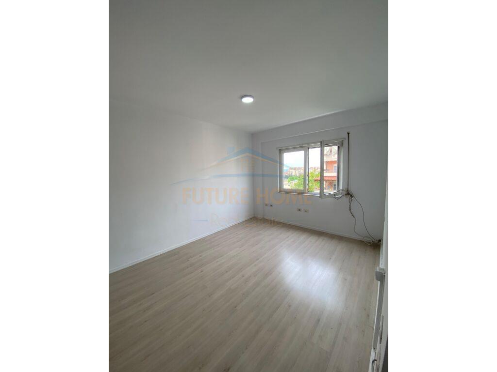 Shitet, Apartament 3+1+2+ Post Parkimi , Don Bosko, Tiranë.