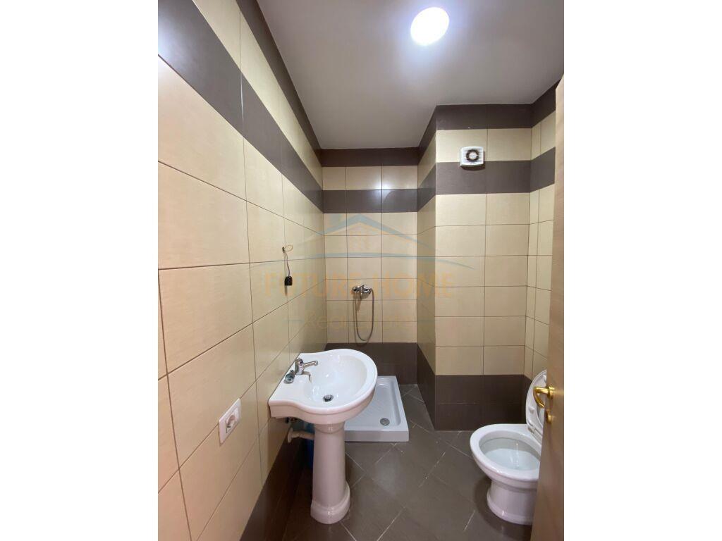 Shitet, Apartament 3+1+2+ Post Parkimi , Don Bosko, Tiranë.