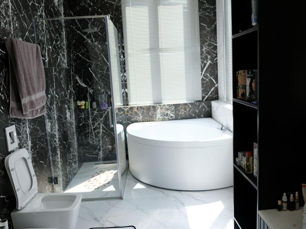 Qira | Apartament 3+1+2+2 Garazhe | Liqeni i Thate 220 m2