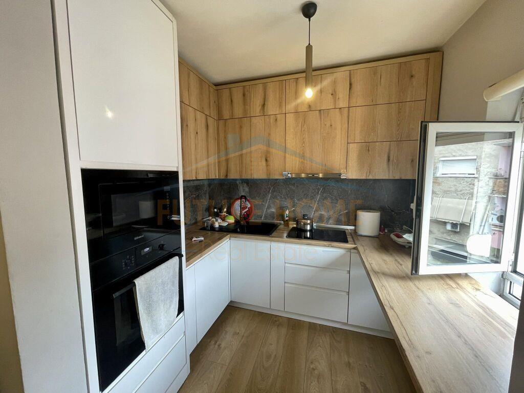 Shitet, Apartament 3+1, Rruga e Durresit.