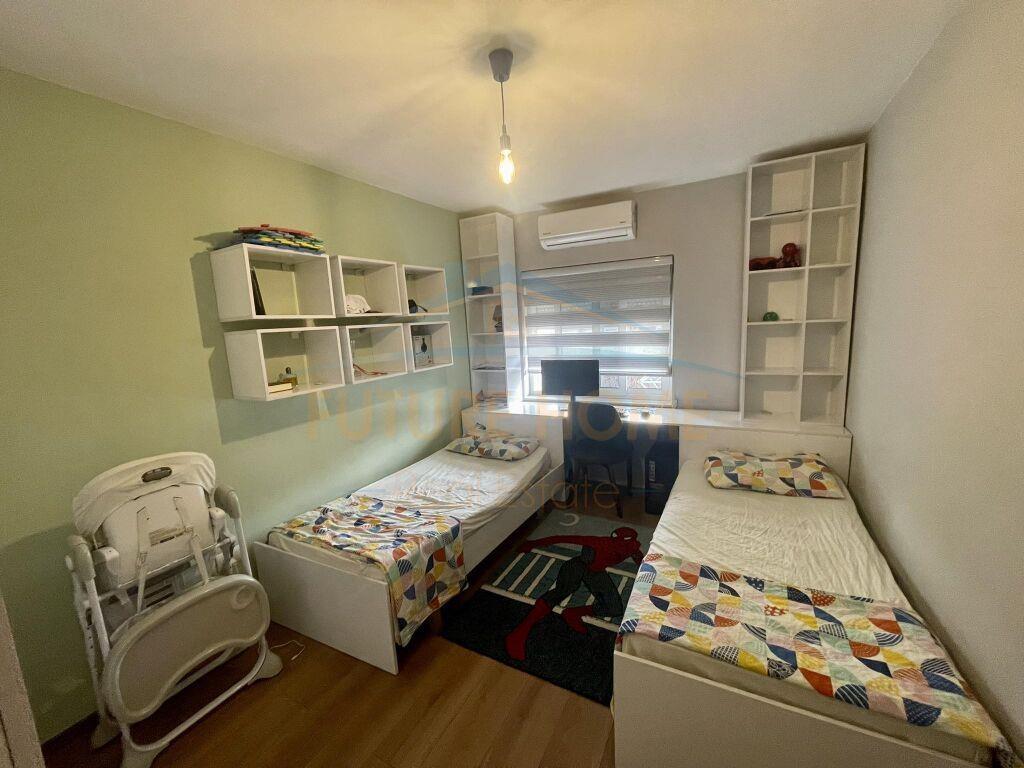 Shitet, Apartament 3+1, Rruga e Durresit.