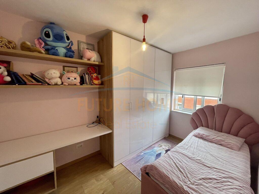 Shitet, Apartament 3+1, Rruga e Durresit.