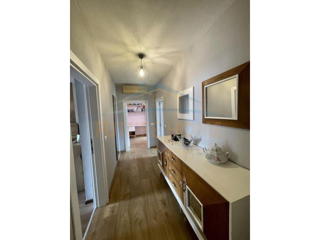 Shitet, Apartament 3+1, Rruga e Durresit.