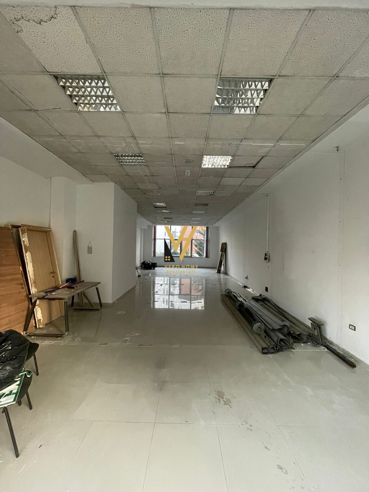 JEPET AMBJENT 120 M2 ME QERA TE UNAZA E RE 1.200 E